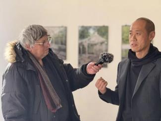 Hou Bowen en interview à l’exposition, BAR QSP Galerie, Roubaix, 28&nbsp;mars&nbsp;2026 - Photo de Xing Min