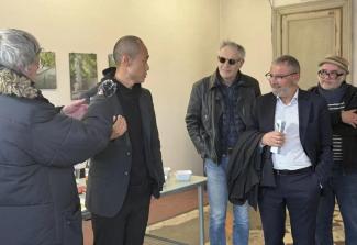 M. Pasquale Mammone, ancien président de l’Université en conversation avec Hou Bowen, BAR QSP Galerie, Roubaix, 28 mars 2026 - Photo de Xing Min